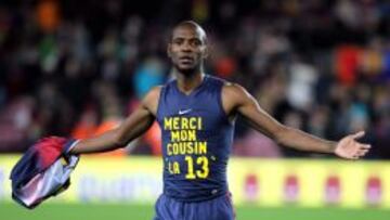 Eric Abidal muestra una camiseta de agradecimiento a su primo, donante en su trasplante, al término del partido de Liga ante el Mallorca.