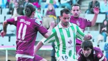 <b>GARRA. </b>Ito se lleva el balón entre tres jugadores albinegros.