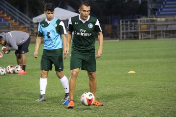 Juan Arango calentando.