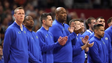 The Florida Gators and Houston Cougars fight for the NCAA crown in the March Madness final, starting with a beautiful rendition of the Star-Spangled Banner.