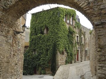 Encumbrado sobre una roca, se alza Peratallada, uno de los núcleos medievales más importantes de Cataluña. Se trata de un magnífico conjunto arquitectónico presidido por un elegante castillo y rodeado de murallas y un foso, que ha sabido preservar perfectamente su antiguo aspecto feudal de calles estrechas y tortuosas, con entrantes y salientes. Aunque el origen de la villa es incierto, el topónimo de Peratallada está ya documentado del siglo X. Existen varias cavidades y surcos practicados en la roca viva, en diferentes sitios del recinto, que pueden responder a una población tal vez romana o prerromana. Como mínimo se sabe que Peratallada ya existía en la época altomedieval.