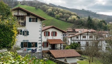 Lesaka, conocida como la "Venecia Navarra", es uno de los pueblos más pintorescos del norte de Navarra, famoso por sus canales del río Onin y sus sólidas tradiciones vascas.
