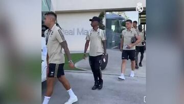 Los hay que no se fían: solo un jugador del Madrid con mascarilla antes de subir al bus