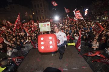 Marc Márquez celebra su sexto mundial con sus vecinos de Cervera.