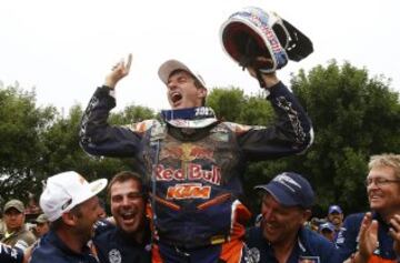 El piloto español Marc Coma del equipo Red Bull KTM Factory Rally celebra con su equipo la victoria en el Dakar 2015 al término de la última etapa de apenas 174 kilómetros entre Rosario y Buenos Aires. Coma (KTM) consiguió hoy su quinta corona del Dakar al finalizar primero en esta séptima edición sudamericana.