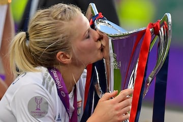 La Balón de Oro noruega Ada Hegerberg besa la Champions. 