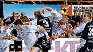 <b>DUROS. </b>El Ademar saldrá otra vez a la carga ante el Kiel.