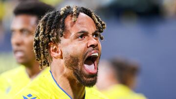 Bongonda celebra un gol con el Cádiz.