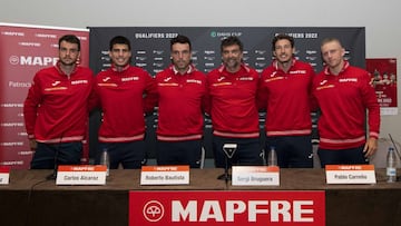 El equipo de España de Copa Davis formado por Pedro Martínez, Carlos Alcaraz, Roberto Bautista, Pablo Carreño, Alejandro Davidovich y el capitán Sergi Bruguera posa en la rueda de prensa previa a la eliminatoria de acceso a las