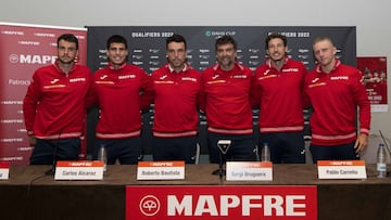 El equipo de Espa&ntilde;a de Copa Davis formado por Pedro Mart&iacute;nez, Carlos Alcaraz, Roberto Bautista, Pablo Carre&ntilde;o, Alejandro Davidovich y el capit&aacute;n Sergi Bruguera posa en la rueda de prensa previa a la eliminatoria de acceso a las