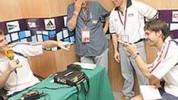 <b>BUEN AMBIENTE.</B> Morientes y Casillas atendieron ayer a la Cadena Ser. El Moro está cerca de jugar en el Arsenal la próxima temporada.