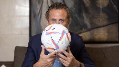 Jorge Valdano poses for AS during the interview.