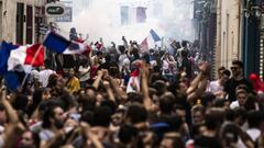 Aficionados franceses celebran su triunfo en la Copa del Mundo.