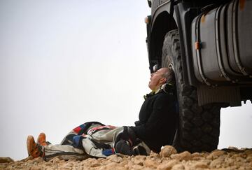 La dureza del Dakar es parte de su leyenda. Para todos los participantes, aunque especialmente para los motoristas que afrontan el desafío en solitario y muchos de ellos sin la preparación de los profesionales. Es comprensible, por tanto, que algunos como el francés Pascal Rauber busquen el descanso incluso en la rueda de un camión.