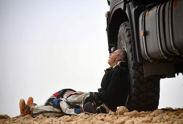 La dureza del Dakar es parte de su leyenda. Para todos los participantes, aunque especialmente para los motoristas que afrontan el desafío en solitario y muchos de ellos sin la preparación de los profesionales. Es comprensible, por tanto, que algunos como el francés Pascal Rauber busquen el descanso incluso en la rueda de un camión.