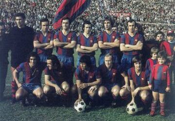 Tras catorce a?os de sequ¨ªa el Barcelona vuelve a ganar la liga en el a?o 1974. De pie: Sadurn¨ª, Rif¨¦, Torres, De la Cruz, Costas y Juan carlos. Agachados:Juanito, Asensi, Sotil, Marcial y Cruyff el d¨ªa que el holand¨¦s debut¨®.