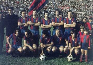 Tras catorce a?os de sequa el Barcelona vuelve a ganar la liga en el a?o 1974. De pie: Sadurn, Rif, Torres, De la Cruz, Costas y Juan carlos. Agachados:Juanito, Asensi, Sotil, Marcial y Cruyff el da que el holands debut.