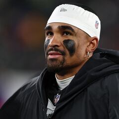 Jalen Hurts paga funeral de un jugador de preparatoria en Houston