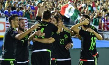 Los jugadores mexicanos celebran el gol de Chicharito.