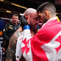 Topuria vs Volkanovski: resumen y reacciones al combate del UFC 298 y al título de peso pluma