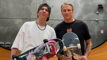 Rubius y Tony Hawk con tablas de skate en el Vert de San Diego (California).