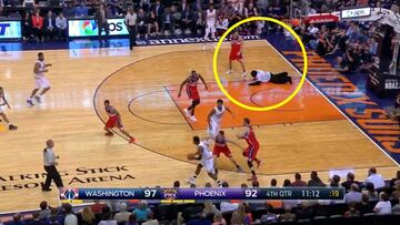 Surrealista: ¡la mascota se tira a la pista en mitad del partido!