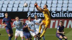 Oblak despeja de pu&ntilde;os delante de Mina, Tapia, Murillo y de sus compa&ntilde;eros Trippier, Torreira y Hermoso.