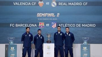 Ramos, Gayá, Busquets y Saúl posan en el sorteo de la Supercopa de España.