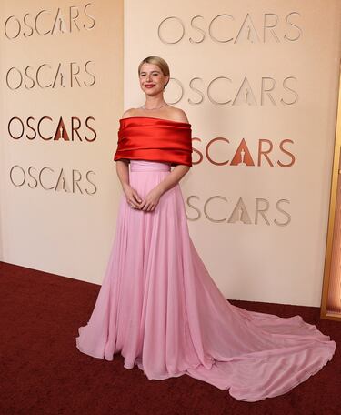 Jessie Buckley posa en la alfombra roja del Dolby Theatre.