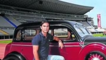 <b>ELEGANCIA SUPREMA. </b>Diego León posa para AS con un Dodge del año 1931 en el estadio de Gran Canaria. Un coche exclusivo para un futbolista del mismo corte.