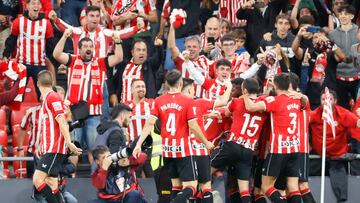 BILBAO, 27/08/2023.- Los jugadores del Athletic Club celebran el gol de su equipo, anotado por el delantero Gorka Guruzeta durante el partido de LaLiga que disputan Athletic Club y el Real Betis en el estadio de San Mamés, en Bilbao. EFE/Luis Tejido
