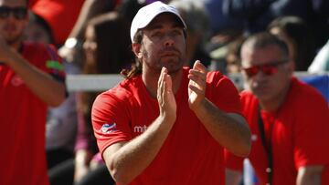 Nicolas Massu alienta a su jugadores.