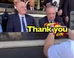 Le dan a Florentino una camiseta del Barça para firmar y su reacción no le puede salir más de dentro