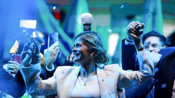 La candidata presidencial Laura Fernández, del Partido Popular Soberano (PPSO), celebra en el escenario su liderazgo en las elecciones generales, en San José, Costa Rica, el 1 de febrero de 2026.