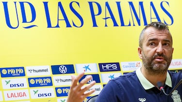 ARINAGA (GRAN CANARIA), 18/04/2025.- El entrenador de la UD Las Palmas, Diego Martínez, analiza en rueda de prensa, el choque que enfrenta a su equipo contra el Atlético de Madrid, este sábado en el Estadio de Gran Canaria en la nueva jornada de LaLiga EA Sports. EFE/ Angel Medina G.
