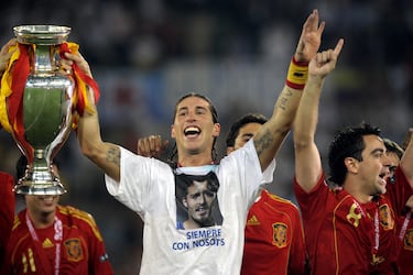 Ramos sufrió un gran golpe emocional cuando falleció Puerta, al que conoció siendo ambos canteranos del Sevilla. A parte de homenajes en las celebraciones, como el que se ve en la imagen, Ramos llevó el dorsal 15 con España, dorsal que usó Puerta en su único partido internacional.