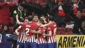 El Atlético celebra en piña el gol de Morata al Valencia.