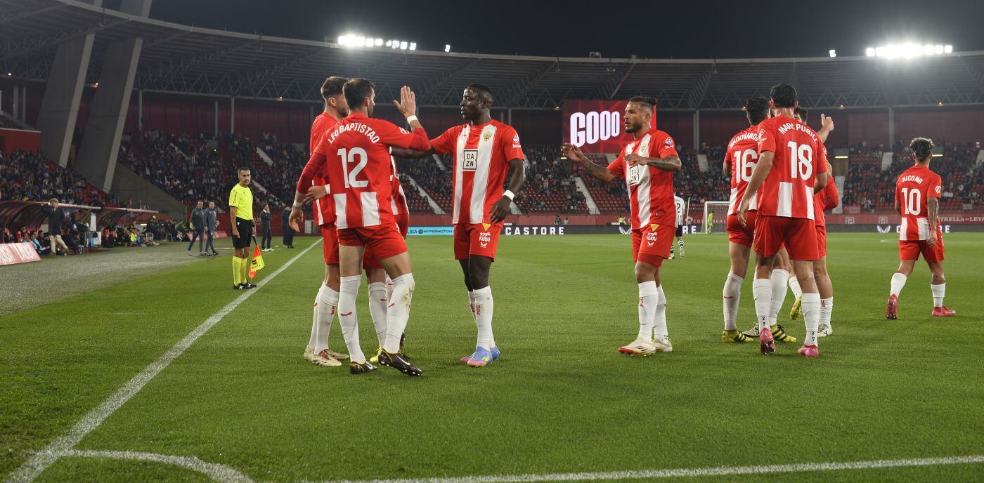 Los jugadores del Almería festejan la victoria ante el Cartagena.