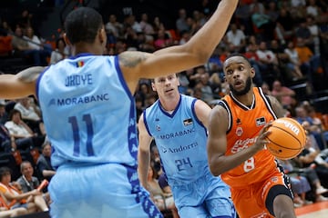 VALENCIA, 20/10/2024.- El jugador del Valencia Basket Jean Montero (d) ante Stand Okoye, del Andorra, durante un partido de baloncesto correspondiente a la J4 de la Liga Endesa disputado, hoy domingo en el pabellón de la Fuente de San Luis, entre Valencia Basket y Morabanc Andorra. EFE/ Miguel Ángel Polo
