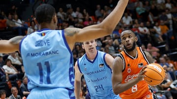 VALENCIA, 20/10/2024.- El jugador del Valencia Basket Jean Montero (d) ante Stand Okoye, del Andorra, durante un partido de baloncesto correspondiente a la J4 de la Liga Endesa disputado, hoy domingo en el pabellón de la Fuente de San Luis, entre Valencia Basket y Morabanc Andorra. EFE/ Miguel Ángel Polo