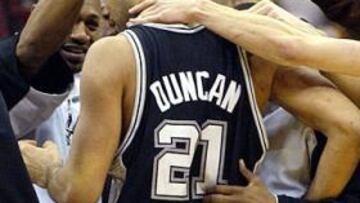 <b>LÍDER. </B>Tim Duncan anotó en el último segundo la canasta que daba la victoria a los Spurs en Cleveland.