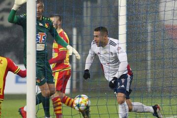 Igor Angulo, delantero español del Górnik Zabrze polaco, celebra uno de sus goles frente al Jagiellonia durante un encuentro de la Ekstraklasa.