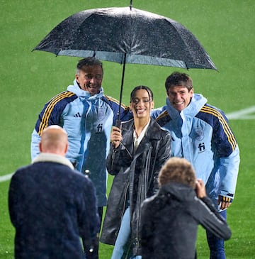 La artista Chanel con Luis Enrique y Aitor Unzué.