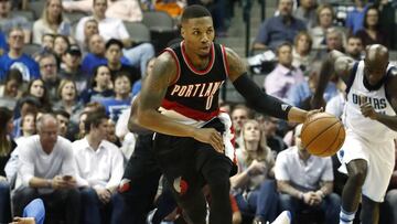LWS102. Dallas (United States), 04/11/2016.- Portland Trail Blazers player Damian Lillard (R) steals the ball against Dallas Mavericks player Wesley Matthews (L) in the first half of their NBA basketball game at the American Airlines Center in Dallas, Texas, USA, 04 November 2016. (Baloncesto, Estados Unidos) EFE/EPA/LARRY W. SMITH