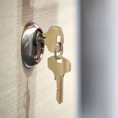 El hábito al cerrar la puerta de casa que puede ser peligroso