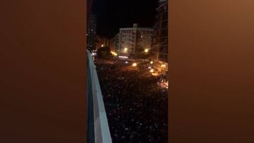 Impresionante ambientazo en Valencia: el bus no podía ni pasar