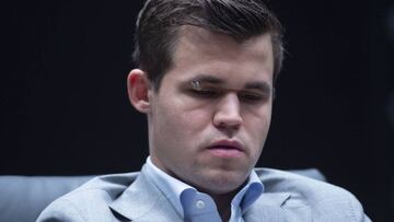 FMA0001. London (United Kingdom), 24/11/2018.- Norway's World Chess Champion Magnus Carlsen still has small patches over his right beyebrow's cut as he plays against his US challenger Fabiano Caruana in their Round Eleven game during the World Chess Championship 2018 in London, Britain, 24 November 2018. Carlsen reportedly suffered the cut when he was playing football with friends. (Noruega, Londres) EFE/EPA/FACUNDO ARRIZABALAGA