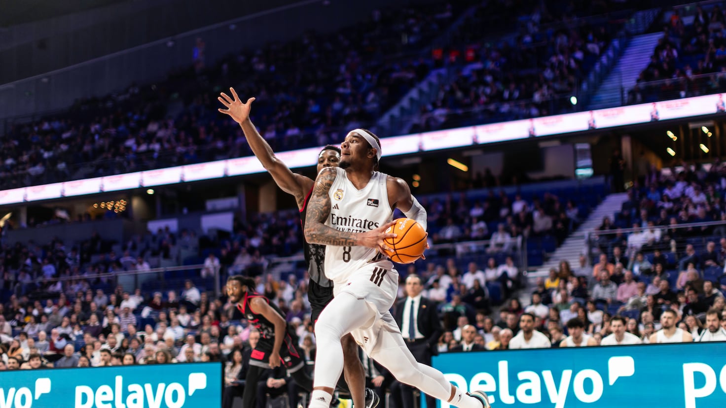 Jugadores de baloncesto del Zalgiris y Real Madrid compitiendo