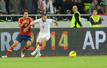 Cesc Fàbregas pugna por un balón en el Georgia 0 - España 1 de clasificación para el Mundial 2014.