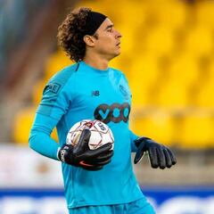 Guillermo Ochoa rescata el empate con el Stándard de Lieja